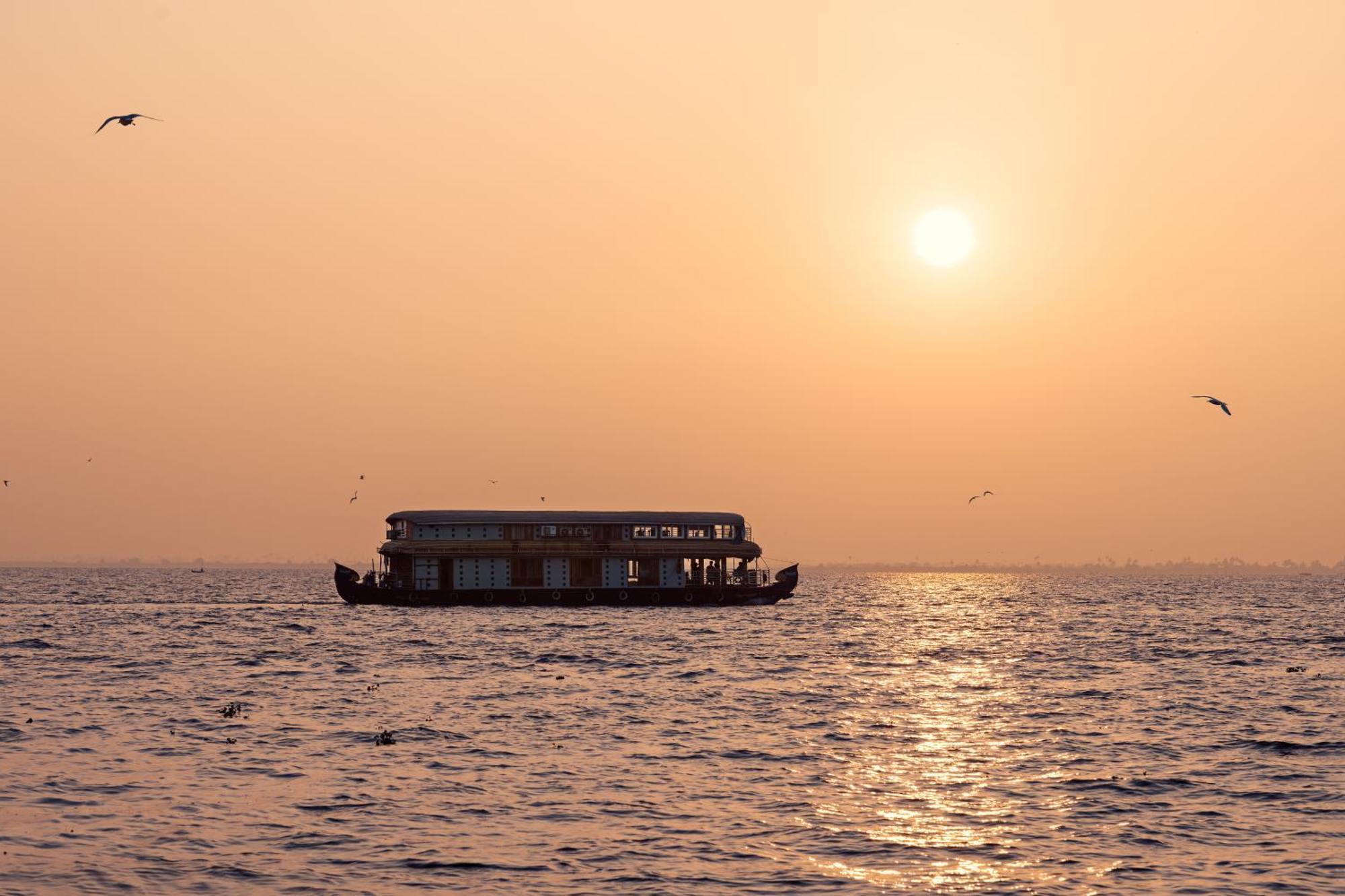 Lake Canopy Alleppey Hotel Alappuzha Exterior photo